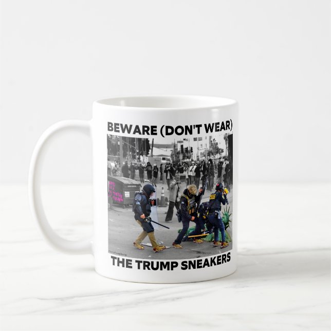CANECA DE CAFÉ "THE TRUMP SNEAKERS" COFFEE MUG (Esquerda)