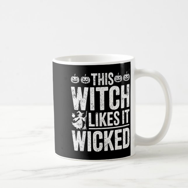 Caneca De Café This Witch Likes It Wicked Funny Halloween Broom  (Direita)