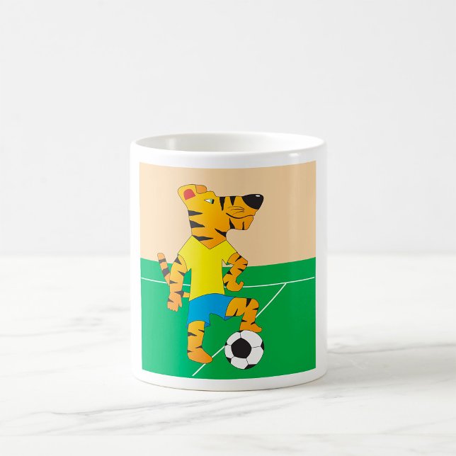 Caneca De Café Tigre Jogando Futebol (Criador carregado)
