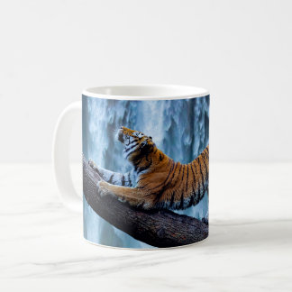 Caneca De Café Tigre majestoso remexendo em uma bela cascata