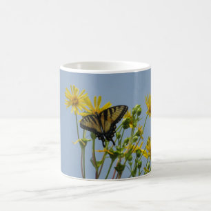 Caneca De Café Tigre oriental Swallowtail em margaridas amarelas