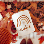Caneca De Café TINLEY Auntie Estabeleceu Boho Terracotta Rainbow<br><div class="desc">Esta caneca cerâmica apresenta um arco-íris laranja boreal queimado com um dentro de sol e a palavra "titia" escrita em letra de pincel manuscrita. Esta xícara de café é a maneira perfeita de anunciar um novo bebê na família e fazer um presente de excelente para a sua tia favorita. 💜...</div>