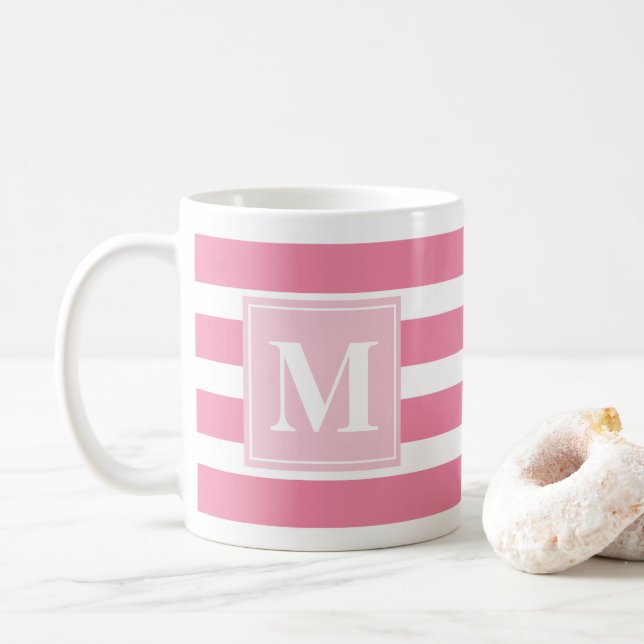 Caneca De Café Tinta rosa e branca modernas com monograma (Com Donut)