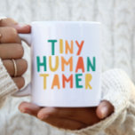 Caneca De Café Tiny Human Tamer Funny Cota Typografia Mug<br><div class="desc">Esta Taça de Café "Tiny Human Tamer",  bonita e engraçada,  faz um presente de excelente para professores,  creches,  babás e mães!</div>
