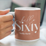 Caneca De Café Típica mínima moderna — 60 anos<br><div class="desc">Típografia mínima moderna,  simples terracota e caneca branca de 60 anos. Parte de uma coleção contemporânea.</div>