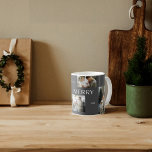 Caneca De Café Tipografia de Feliz moderna - Foto simples 5<br><div class="desc">Apresentando a Feliz moderna Typografia Simple 5 Photo Coffee Mug - a maneira perfeita de fazer este Natal extra especial! Mostre seu nome de família com um design único, personalizado, com quatro de suas fotos de feriado favoritas, adornadas com "Feliz" em tipografia moderna contra um fundo de cinza. Esta caneca...</div>