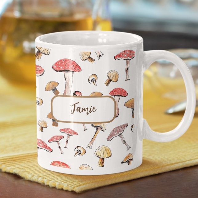 Caneca De Café Toadstools Personalizado De Boho Cogumelos Desenha (This personalized nature mug is hand-illustrated with unique images of delicate mushrooms.)