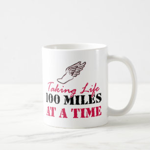 Caneca De Café Tomando a vida 100 milhas de cada vez