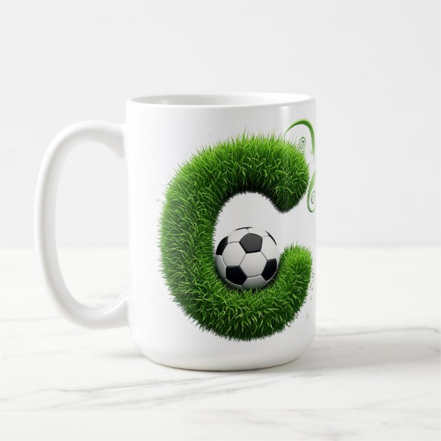 Caneca De Café Topiária de grama verde com letra C e bola de fute (Esquerda)