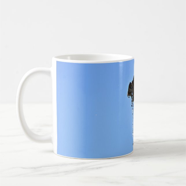 Caneca De Café Topo da fonte contra o céu azul (Esquerda)