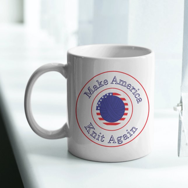 Caneca De Café Torne a América engraçada Vermelha azul (A funny mug that says Make America Knit Again featuring a ball of yarn)