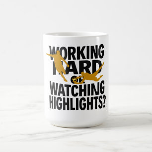Caneca De Café Trabalhando Duro Ou Assistindo Destaques Futebol D