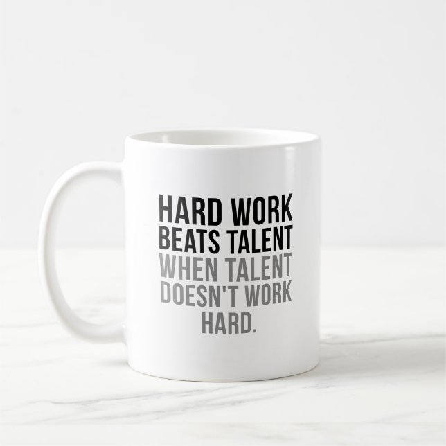 Caneca De Café Trabalho do duro supera o talento (Esquerda)