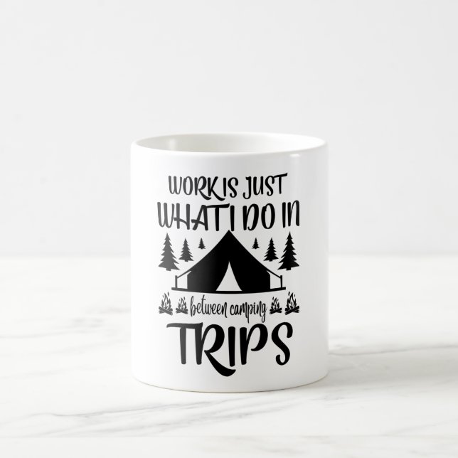 Caneca De Café Trabalho é o que faço entre as viagens de acampame (Centro)