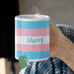 Caneca De Café Transgênero Rainbow Personalizado<br><div class="desc">Mug arco-íris transgênero que pode ser personalizado com seu nome ou outro texto. Suportem seus amigos trans com este presente fofo que apresenta as cores da bandeira azul,  rosa e branca do bebê transgênero. Personalize este presente bonito para a comunidade LGBTQ.</div>