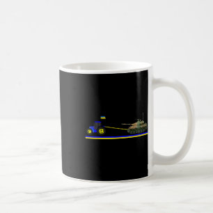Caneca De Café Trator ucraniano rebocando tanque com a bandeira d