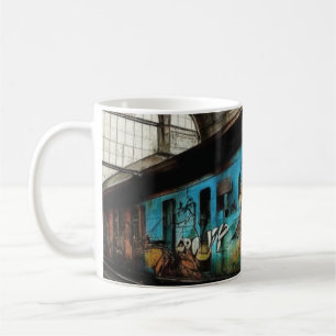 Caneca De Café Trem Abandonado com Arte Urbana de Grafite