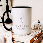 Caneca De Café Trendy Boho Chic Rustic Griege Flower Personalizad<br><div class="desc">Trendy Boho Chic Greige Flower Rustic Customized Coffee Mug, a combinação perfeita de estilo e praticidade para a rotina do café da mulher moderna. Feita com um charmoso design de flor silvestre em tons rústicos verdes, esta caneca exprime elegância e atração naturais subestimadas. Personalizado com um monograma floral e nome,...</div>