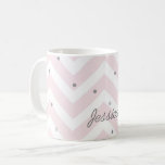 Caneca De Café Trendy Pastel Pink Chevron e Pontos Personalizados<br><div class="desc">Doce gíria de tendência e padrão de pontos.</div>