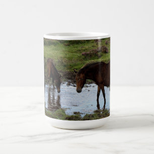 Caneca De Café Três pôneis de Dartmoor que bebem no furo molhan