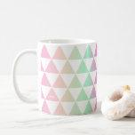 Caneca De Café Triângulos Iridescentes Monogramas<br><div class="desc">Caneca de monograma moderna e na moda com padrão de triângulo iridescente. Personalize adicionando suas iniciais. Perfeito como presente.</div>