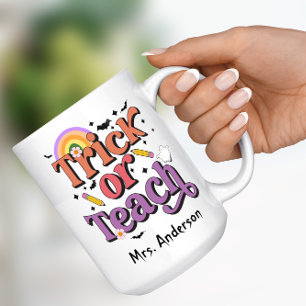 Caneca De Café Trick or Teach Retro Pastel Halloween Nome do Prof