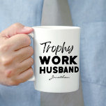 Caneca De Café Trophy Work Mariband Funny Office Personalizado<br><div class="desc">Apresentando o "Marido do Troféu de Trabalho" Personalizado Coffee Mug - porque às vezes seu amigo de escritório merece reconhecimento por ser o verdadeiro MVP da sua vida profissional! Você tem um colega que é mais do que um colega? Eles são o vosso confidente, o vosso parceiro no gabinete dos...</div>