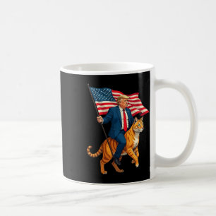 Caneca De Café Trump Dirigindo Um Gato Segurando Bandeira America