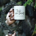 Caneca De Café Truque E Tratamento Mínimos Modernos | Feliz Dia d<br><div class="desc">Truque E Tratamento Mínimos Modernos | Feliz Dia das Bruxas</div>