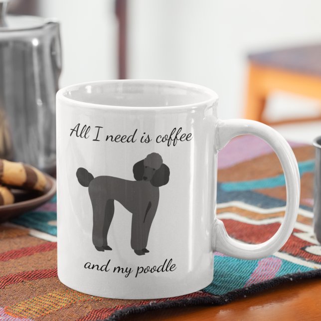 Caneca De Café Tudo o que eu Preciso é Café e Meu Poodle Preto (Criador carregado)
