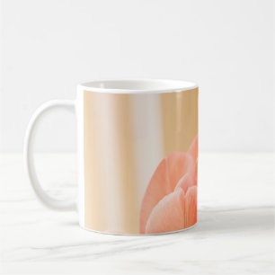 CANECA DE CAFÉ TULIP AMARELO E VERMELHO NO BLOOM FECHAR FOTO