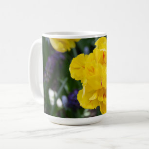 Caneca De Café Tulipas amarelas bonitas no jardim