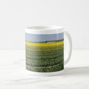 Caneca De Café Tulipas Amarelas Campo Panorâmica Café Mug