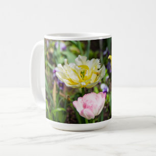 Caneca De Café Tulipas brancas, cor-de-rosa e amarelas no jardim