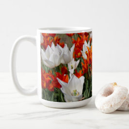 Caneca De Café Tulipas brancas e gengibres no jardim