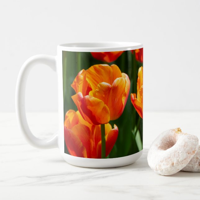 Caneca De Café Tulipas laranja-claras no parque (Com Donut)