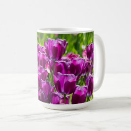Caneca De Café Tulipas lilás brilhantes num dia ensolarado