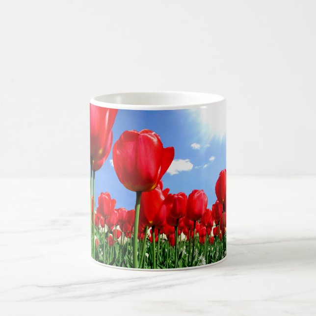 Caneca De Café Tulipas vermelhas em primavera (Centro)