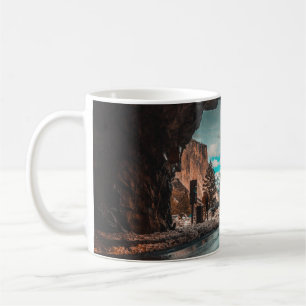 CANECA DE CAFÉ TÚNEL VAZIO NA ESTRADA QUE CONDUZ ÀS MONTANHAS