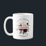 Caneca De Café Turma Floral Rosa Rosa Rosa Rosa Vermelha Brilhant<br><div class="desc">Uma bela disposição de rosas vermelhas profundas e rosas cor-de-rosa pinceladas cria uma bela caneca de café para as suas damas de honra. Muitas folhas dão a este arranjo floral uma vibração botânica muito moderna. O nome da madrinha é colocado no centro do arranjo. O nome da noiva está acima...</div>