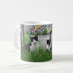 Caneca De Café Tuxedo Cat no Jardim Flor com Borboleta Animal