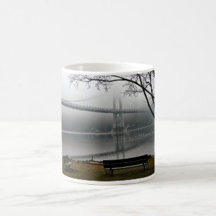 Caneca De Café Um dia nevoento frio no parque