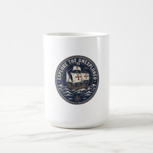 Caneca De Café Um emblema retrô do Dia de Columbus com um navio c