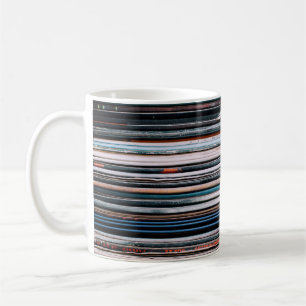 Caneca De Café Um fundo constituído por uma pilha de registros e