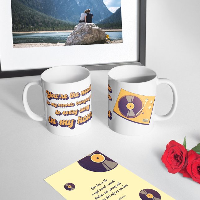 Caneca De Café Um giro elegante e um disco de vinilo giratório. (Criador carregado)