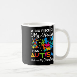 Caneca De Café Um grande pedaço do meu coração tem autismo e ele