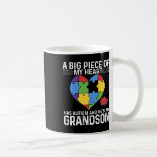 Caneca De Café Um grande pedaço que meu coração tem utismo e ele