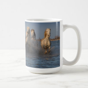 Caneca De Café Um grupo dos cavalos brancos na região de Camargu