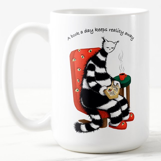 Caneca De Café Um Livro Um Dia Mantém A Realidade Longe - Lendo A (white ceramic mug with a weird cat book lover holding a book and reading with coffee and text)