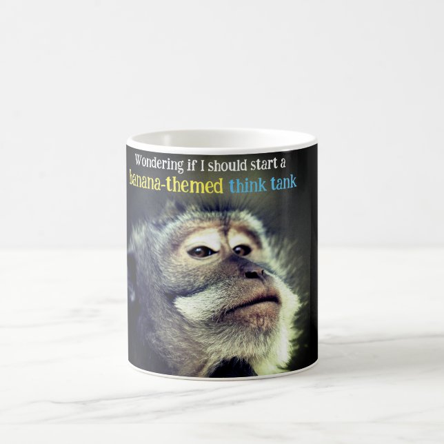 Caneca De Café Um macaco pensativo pensando em uma citação engraç (Centro)